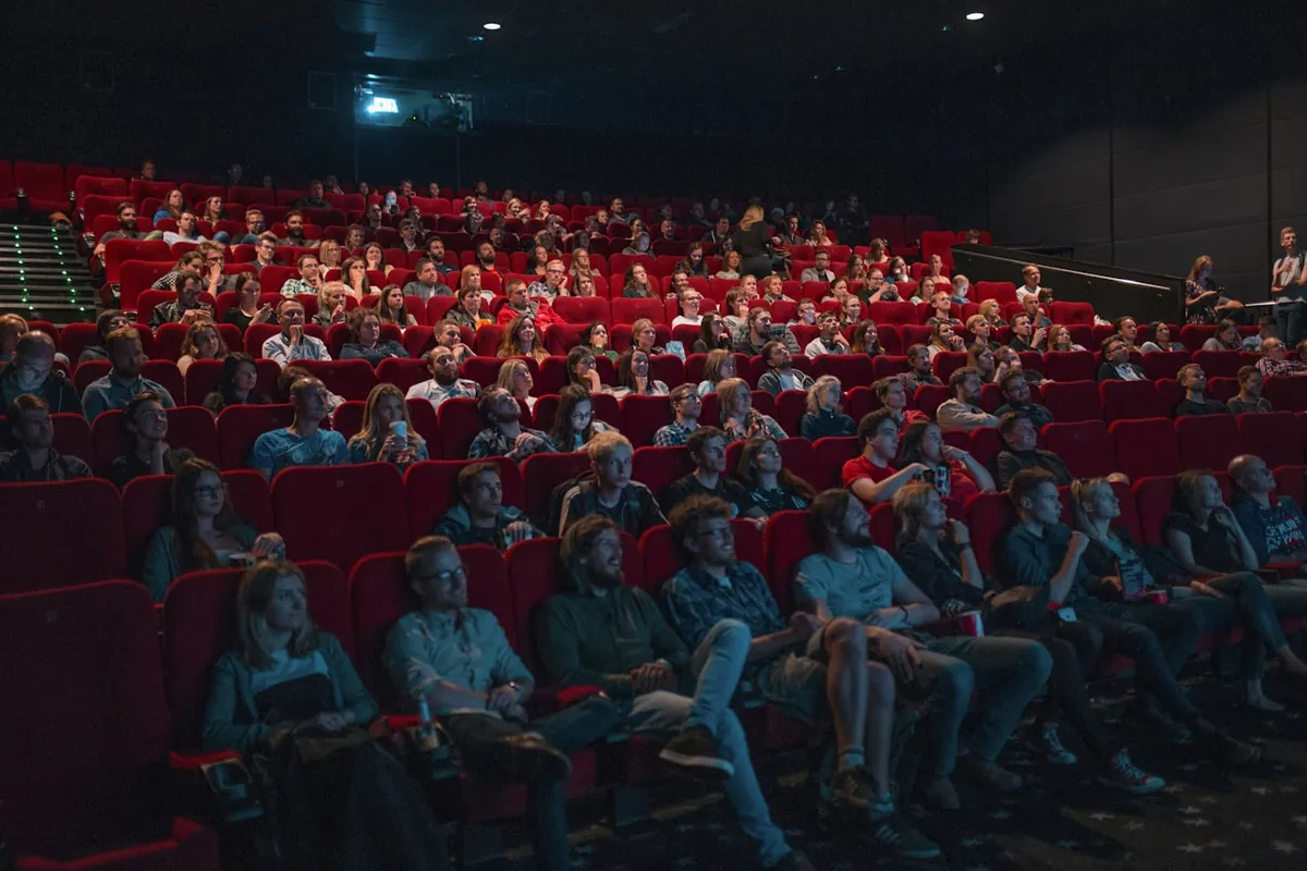 Público en una sala de cine con butacas rojas
