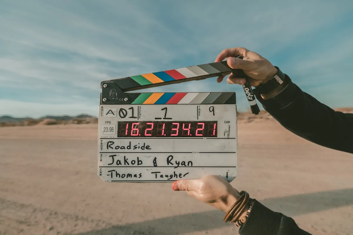 Claqueta de cine sostenida contra el cielo
