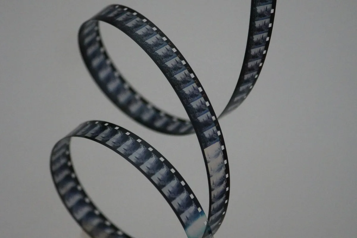 Tira de película de 35 mm enrollada sobre sí misma