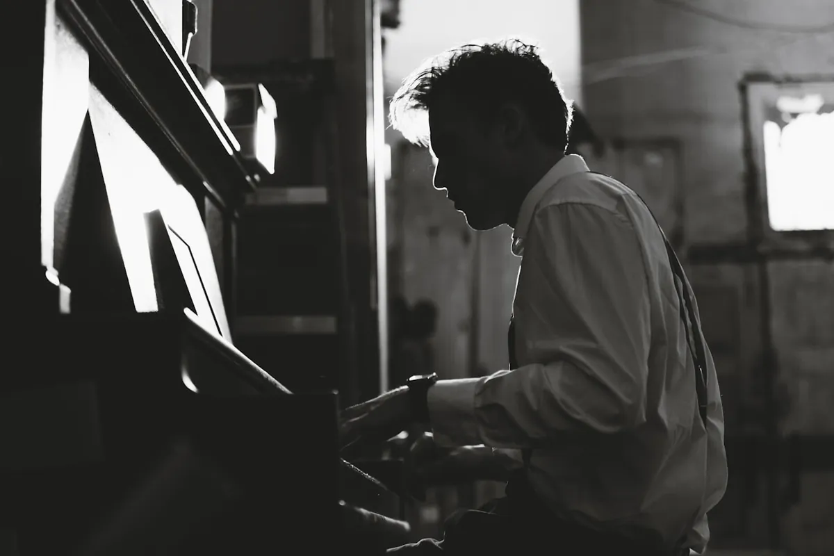 Pianista tocando en blanco y negro, atmósfera de cine clásico
