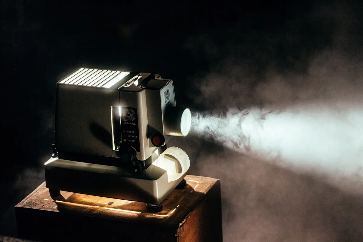 Haz de luz de un proyector de cine en la oscuridad