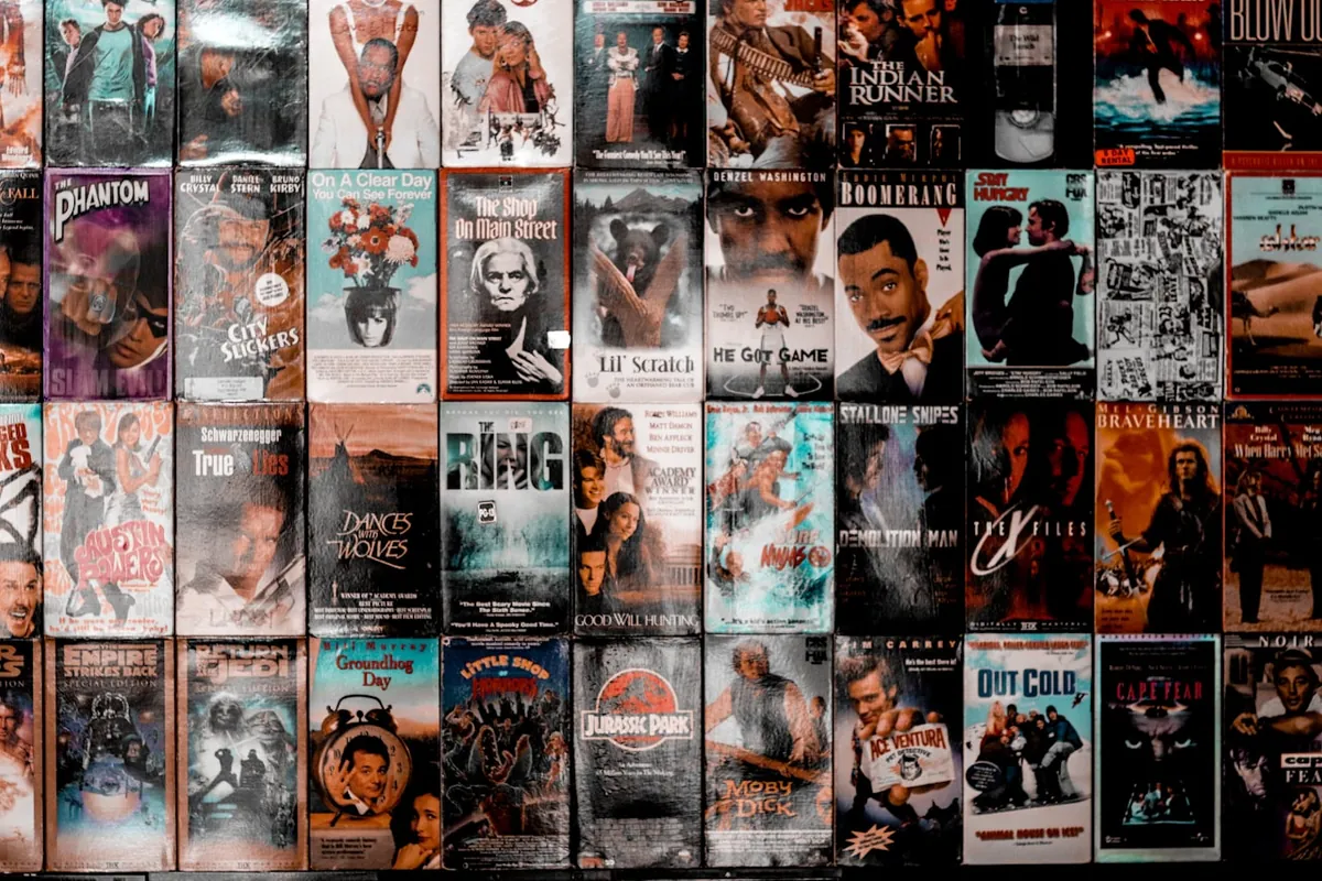 Pared cubierta de carátulas de películas en VHS