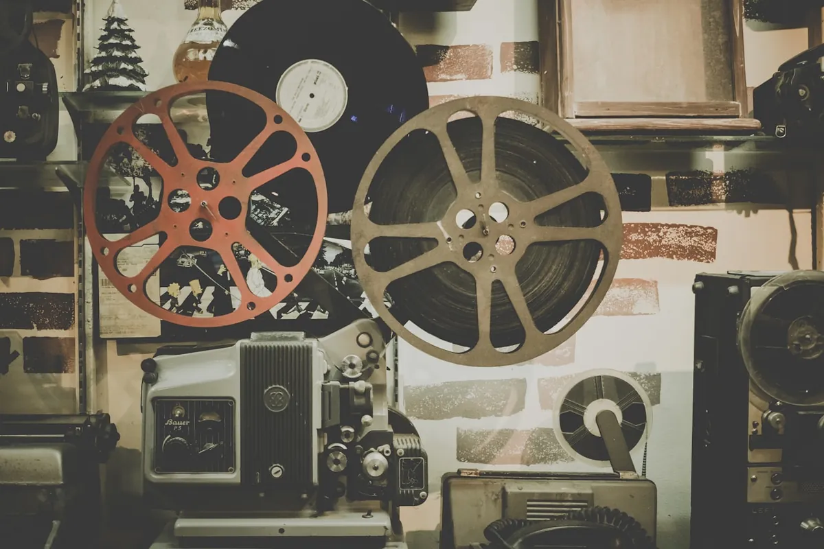 Proyector de cine antiguo de bobinas sobre una mesa